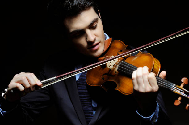 young violinista - violinista fotografías e imágenes de stock