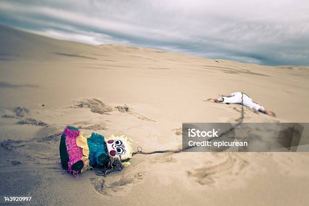 Photo libre de droit de Fête Survenu banque d'images et plus d'images libres de droit de Mauvais présage - Mauvais présage, Poupée, Sable