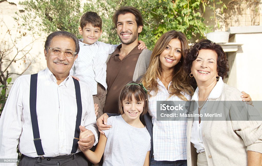 Soleggiato Ritratto di classico, italiano famiglia - Foto stock royalty-free di Italia