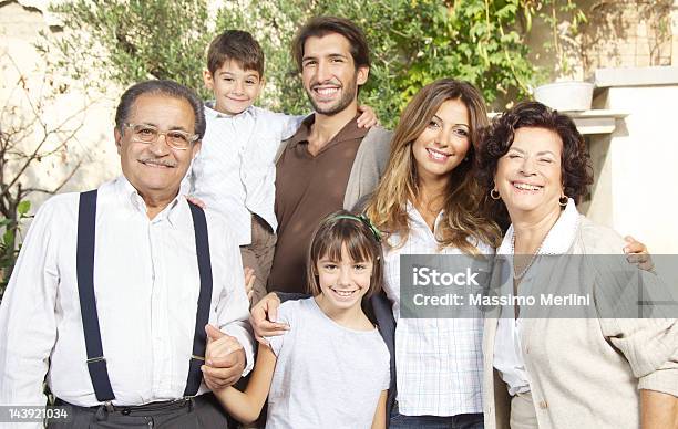 Soleggiato Ritratto Di Classico Italiano Famiglia - Fotografie stock e altre immagini di Italia - Italia, Famiglia, Cultura italiana