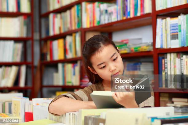 Hübsche Student Lesen Buch In Bibliothek Stockfoto und mehr Bilder von Buchhandlung - Buchhandlung, Weiblicher Teenager, 18-19 Jahre