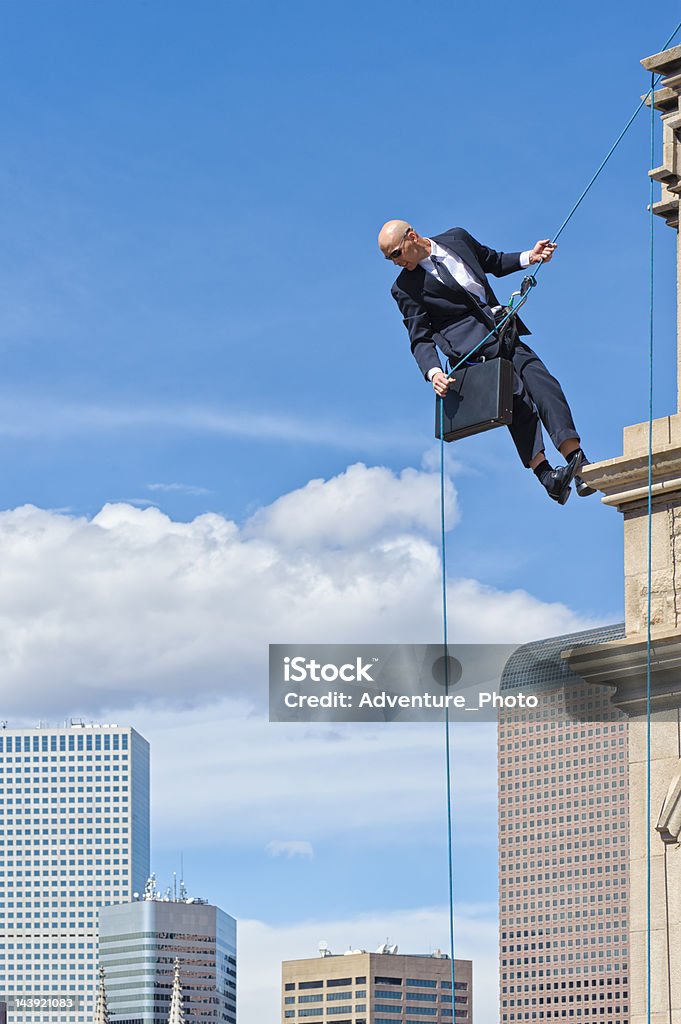 Homme d'affaires de la descente en rappel de l'établissement - Photo de Descente en rappel libre de droits