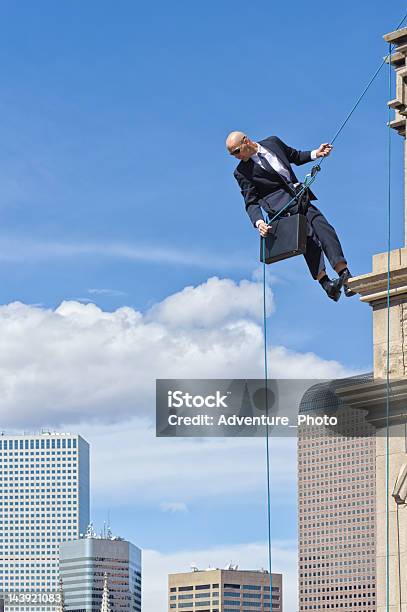 Photo libre de droit de Homme Daffaires De La Descente En Rappel De Létablissement banque d'images et plus d'images libres de droit de Descente en rappel