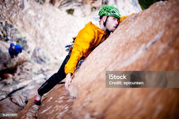 Rock Climber Mirando Hacia La Ruta Foto de stock y más banco de imágenes de 20 a 29 años - 20 a 29 años, Acantilado, Accesorio de cabeza
