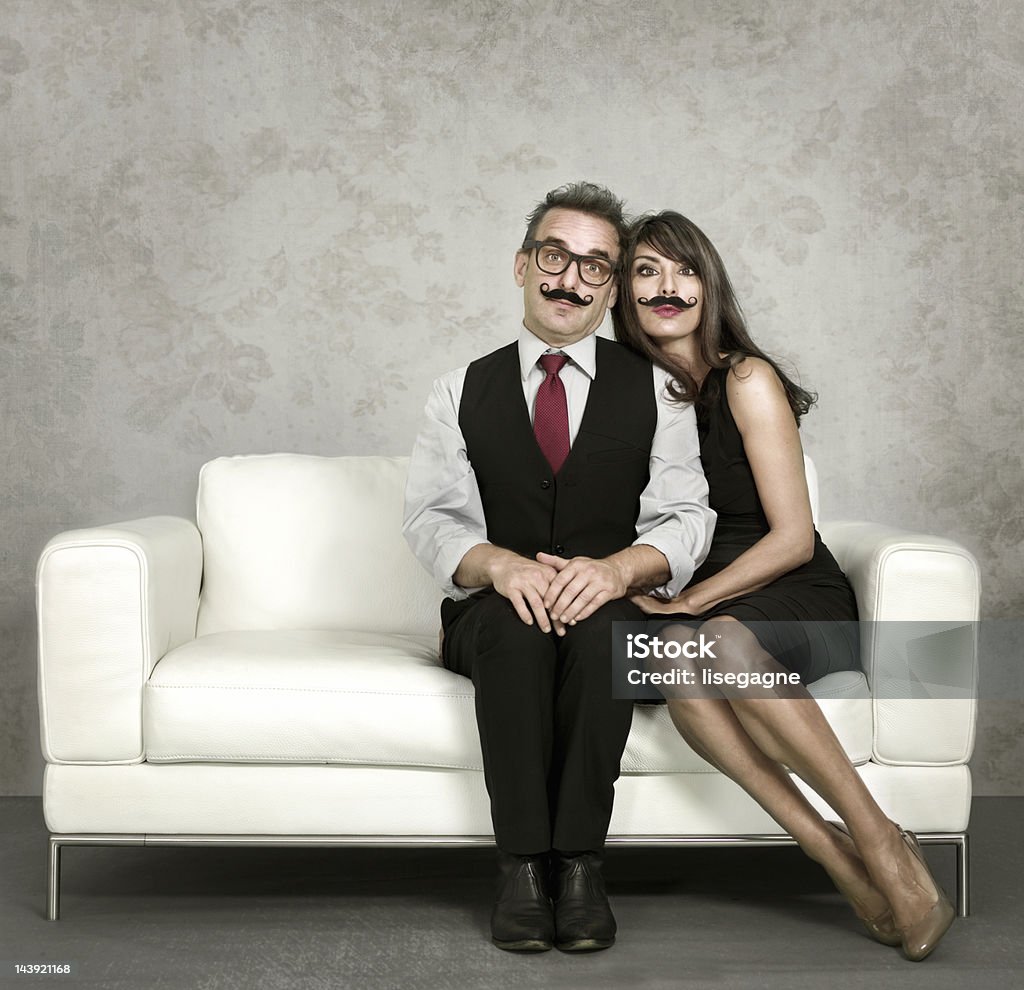 Casal usando bigodes falso - Foto de stock de Corpo inteiro royalty-free