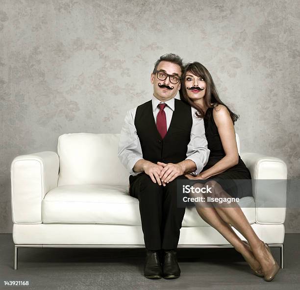 Foto de Casal Usando Bigodes Falso e mais fotos de stock de Corpo inteiro - Corpo inteiro, Mulheres, Sofá