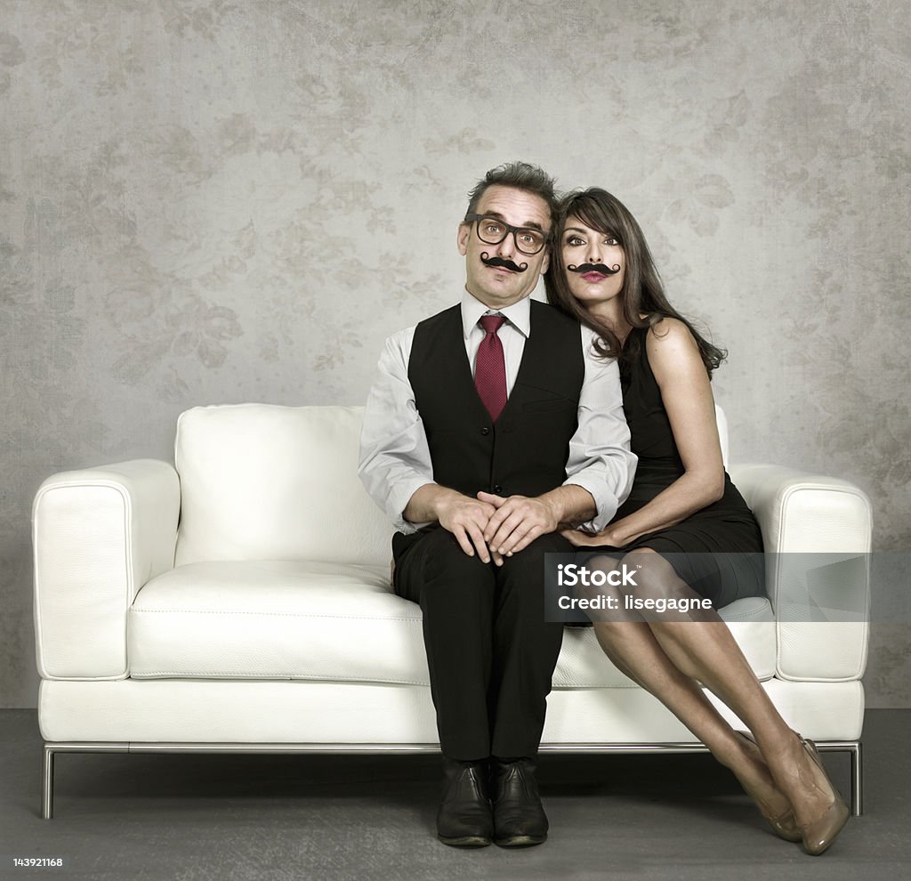 Пара в Искусственный mustaches - Стоковые фото В полный рост роялти-фри