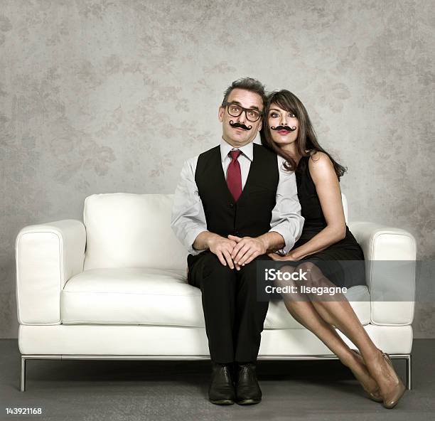Пара В Искусственный Mustaches — стоковые фотографии и другие картинки В полный рост - В полный рост, Диван, Женщины