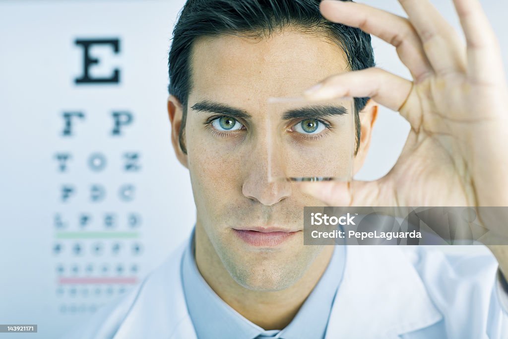 Vision: Augenoptiker auf der Suche über die Gläser - Lizenzfrei Augenoptiker Stock-Foto