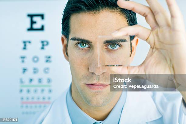 Vision Augenoptiker Auf Der Suche Über Die Gläser Stockfoto und mehr Bilder von Augenoptiker - Augenoptiker, Menschliches Gesicht, Arzt