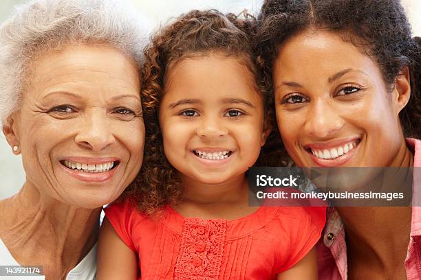 Madre Hija Y Granddaughter Foto de stock y más banco de imágenes de Familia multigeneracional - Familia multigeneracional, Madre, Abuela