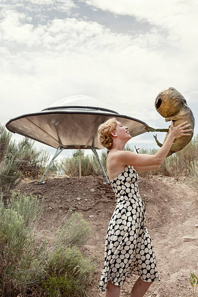 retro kobieta z kosmitą dziecka - ufo landing zdjęcia i obrazy z banku zdjęć