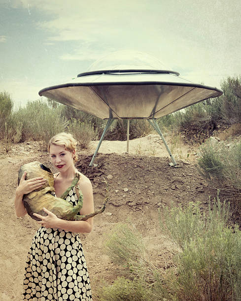 retro kobieta z kosmitą dziecka - vintage ufo zdjęcia i obrazy z banku zdjęć