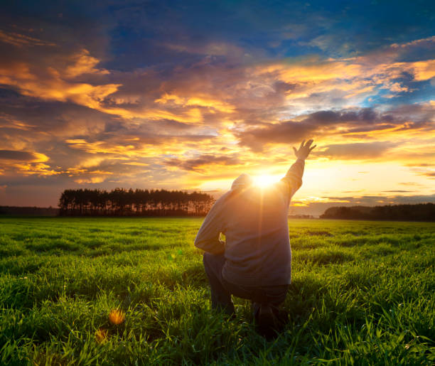 남자 prays ~하나님 - human arm praying out men 뉴스 사진 이미지