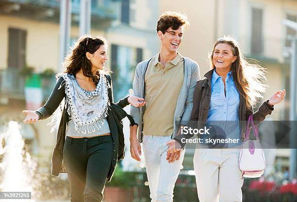 Foto de Três Amigos Caminhando Pelas Ruas Da Cidade e mais fotos de stock de A caminho - A caminho, Adolescente, Adolescência