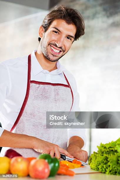 Porträt Eines Lächelnden Jungen Mannes Essen Zubereiten Stockfoto und mehr Bilder von Blick in die Kamera