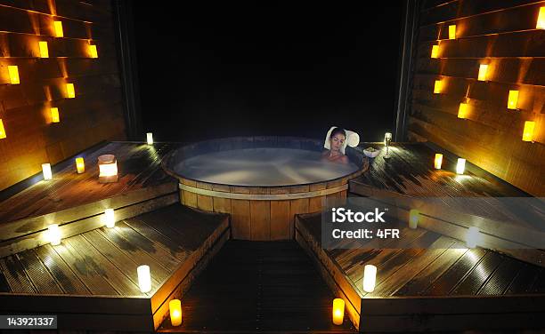 Photo libre de droit de Détendezvous Dans Un Hammam Traditionnel De La Piscine Xxxl banque d'images et plus d'images libres de droit de Masser