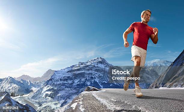 Człowiek Działa W Górach Road - zdjęcia stockowe i więcej obrazów Biegać - Biegać, Odosobniony, Mężczyźni