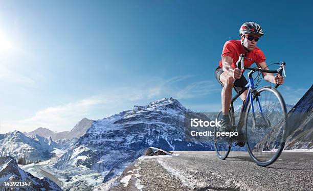 Athleten Im Rennen Fahrrad Radfahren Durch Alpinegebirge Stockfoto und mehr Bilder von Radfahren