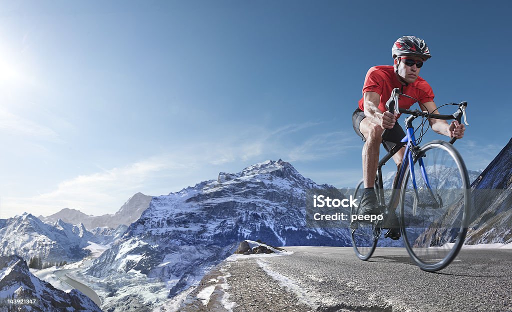 Atleta de bicicleta de carreras ciclismo a través de los Alpes a las montañas - Foto de stock de Andar en bicicleta libre de derechos