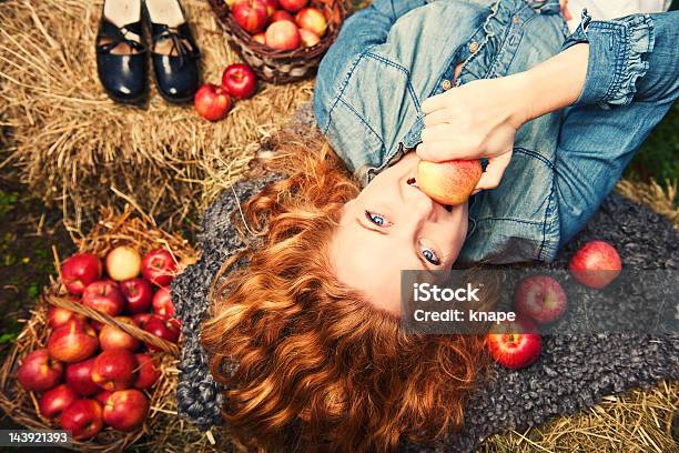 Hermoso Pelirrojo País Estilo De Vida Foto de stock y más banco de imágenes de Manzana - Manzana, Una sola mujer, Comer