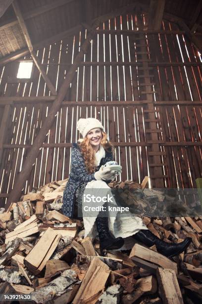 Mulher Bonita No Interior De Um Celeiro - Fotografias de stock e mais imagens de Agricultura - Agricultura, Café - Bebida, 30-39 Anos