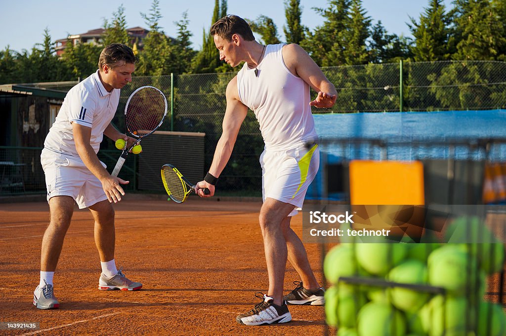 Profesor de tenis ofrecen lecciones - Foto de stock de Tenis libre de derechos