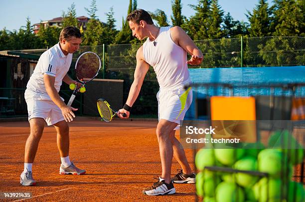 Profesor De Tenis Ofrecen Lecciones Foto de stock y más banco de imágenes de Tenis - Tenis, Entrenador, Aprender