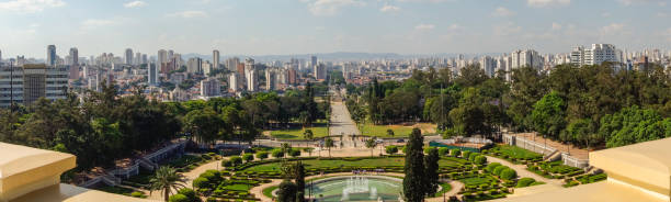 이피랑가 박물관 정원과 상파울루 도시 풍경을 배경으로 한 분수의 높은 각도 전망, 브라질 - bicentennial 뉴스 사진 이미지