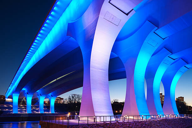 aufgebaut 35w brücke in minneapolis, minnesota. - blue bridge stock-fotos und bilder