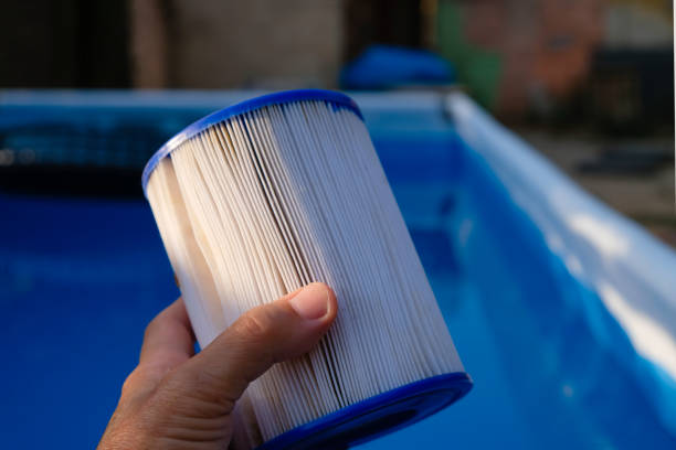 замена картриджа фильтра для бассейна в руке женщины. повторное использование фильтра. - water filter стоковые фото и изображения