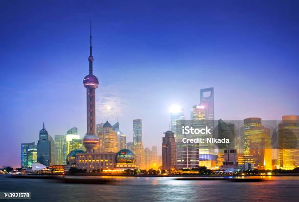 Foto de Horizonte De Xangai e mais fotos de stock de Alto - Descrição Geral - Alto - Descrição Geral, Arquitetura, Arranha-céu