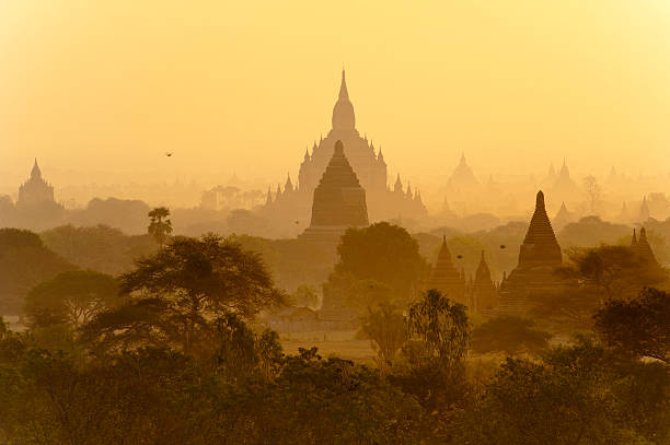 pagodes de sillhouette de contra o nascer do sol de céu de bagan, myanmar - myanmar bagan temple ayeyarwady river imagens e fotografias de stock