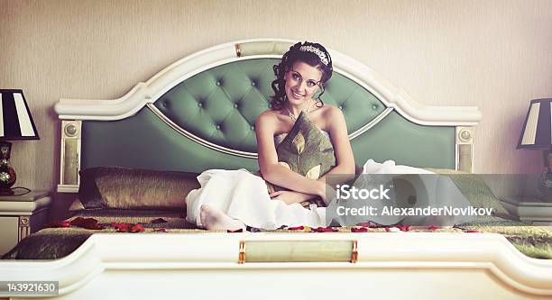 Braut Sitzt Auf Einem Bett Im Schlafzimmer Stockfoto und mehr Bilder von Abgeschiedenheit - Abgeschiedenheit, Bett, Blick in die Kamera
