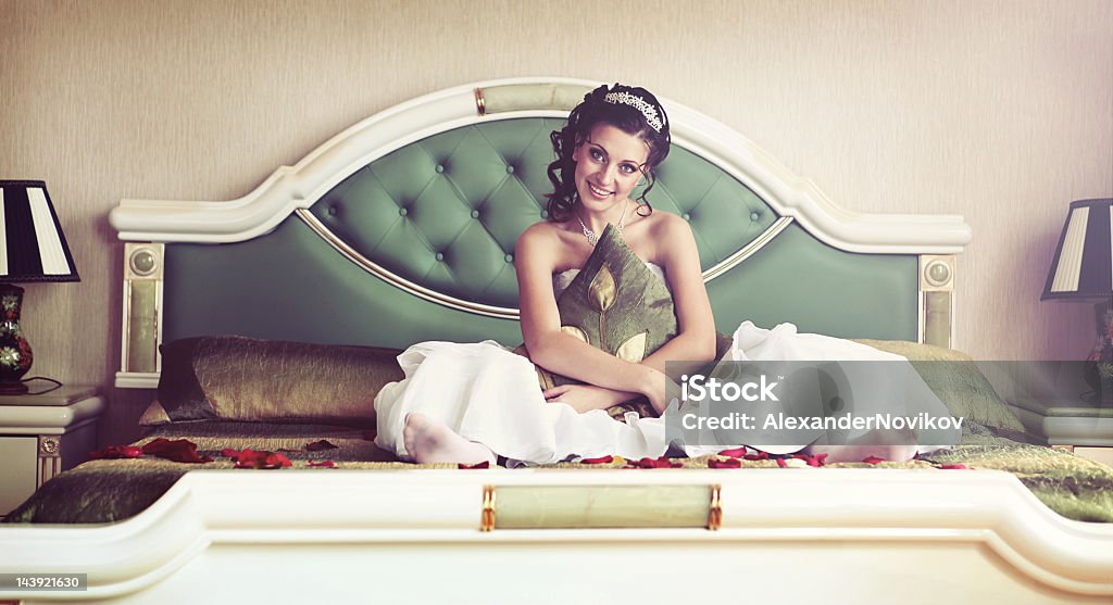 Невеста сидит на кровати �в спальне. - Стоковые фото В полный рост роялти-фри