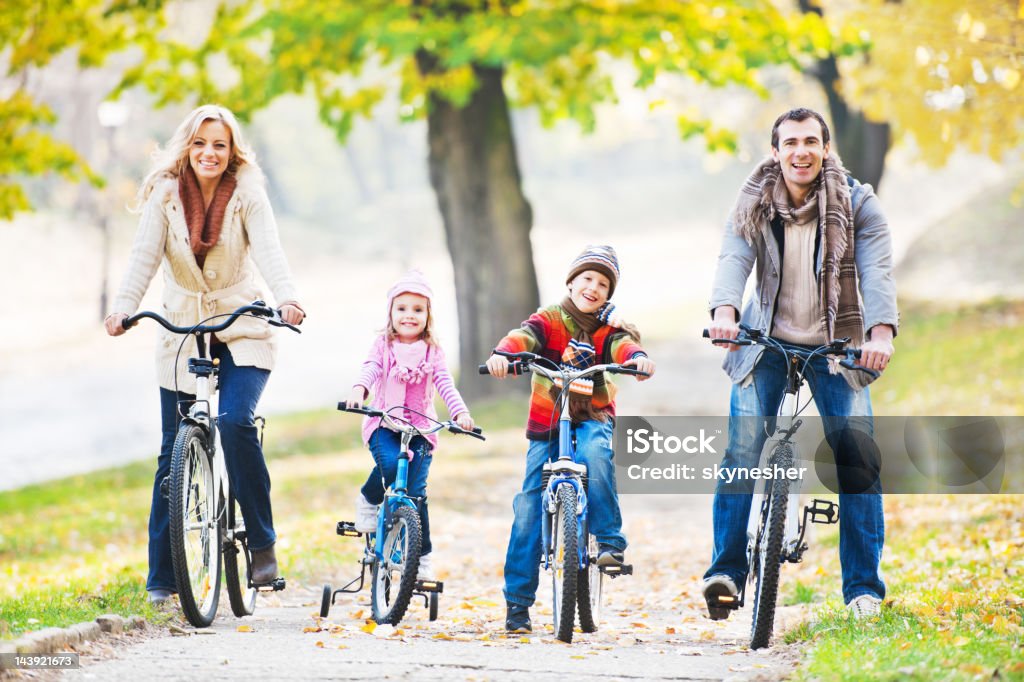 Bicyclettes d'équitation famille heureuse dans la nature. - Photo de Activité libre de droits