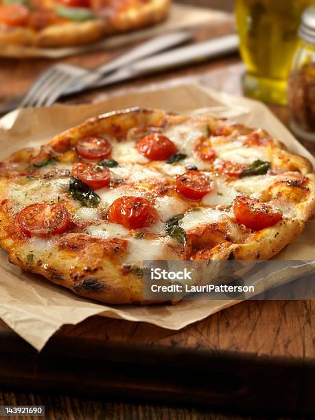 Pizza Margherita Stockfoto und mehr Bilder von Pizza - Pizza, Wachspapiere, Bier