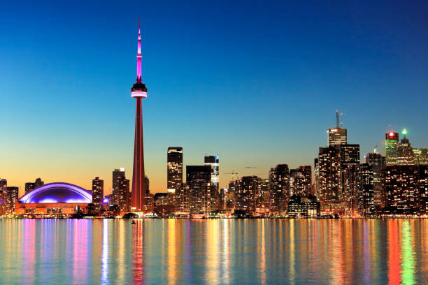 toronto skyline di notte - toronto skyline cn tower night foto e immagini stock