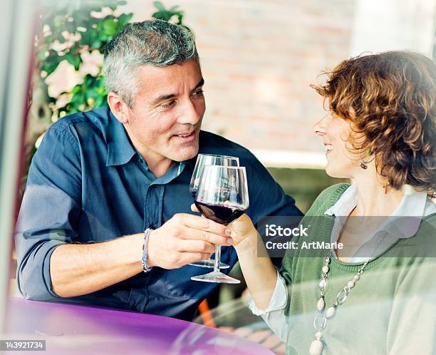 Maduras Casal Italiano Beber Vinho Em Um Café - Fotografias de stock e mais imagens de 30-39 Anos - 30-39 Anos, 40-49 Anos, Adulto