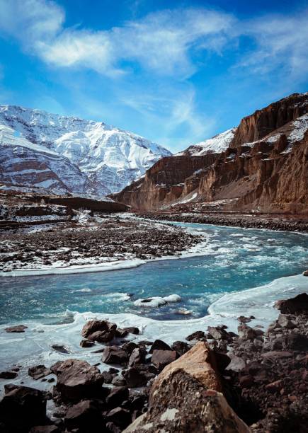얼어붙은 강과 눈 봉우리 산이 있는 겨울 스피티 계곡의 수직 사진 - himachal pradesh 뉴스 사진 이미지