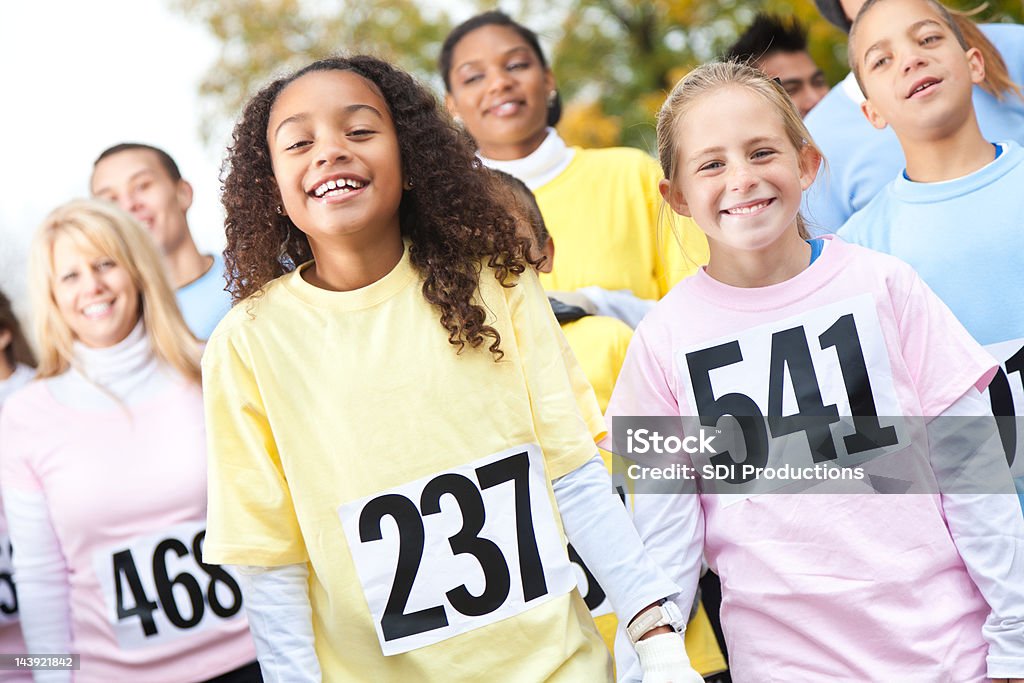 Ładny dzieci spaceru w organizacji charytatywnej rasy - Zbiór zdjęć royalty-free (Biegać)