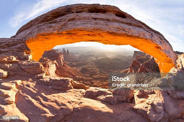 Mesa Arch Kanion Ziem Utah - zdjęcia stockowe i więcej obrazów Bez ludzi - Bez ludzi, Chmura, Dzień