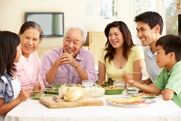 família compartilhar uma refeição asiática em casa - family togetherness eating meal - fotografias e filmes do acervo