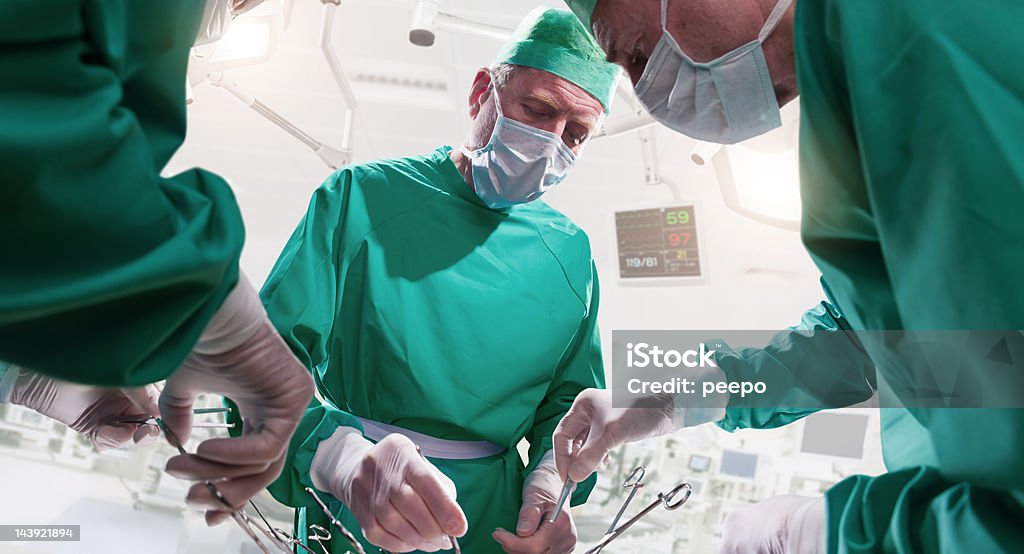 Wykonywania operacji chirurdzy - Zbiór zdjęć royalty-free (Chirurg)