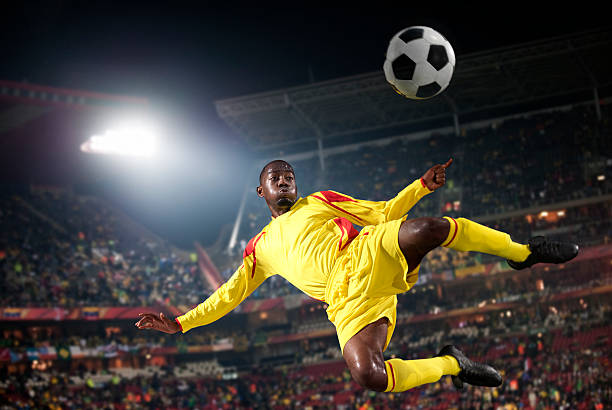 jugador de fútbol - delantero de fútbol fotografías e imágenes de stock