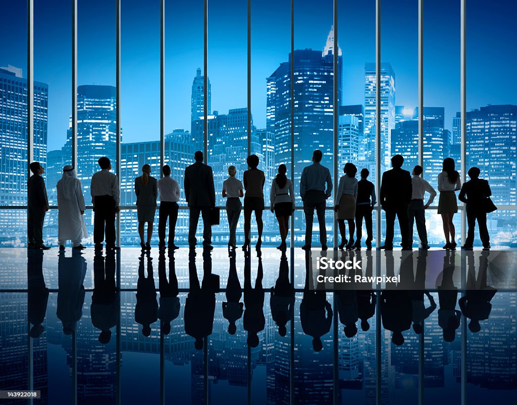 Silhueta de equipe de negócios olhando para o horizonte de Nova York à noite. - Foto de stock de Grupo Multiétnico royalty-free