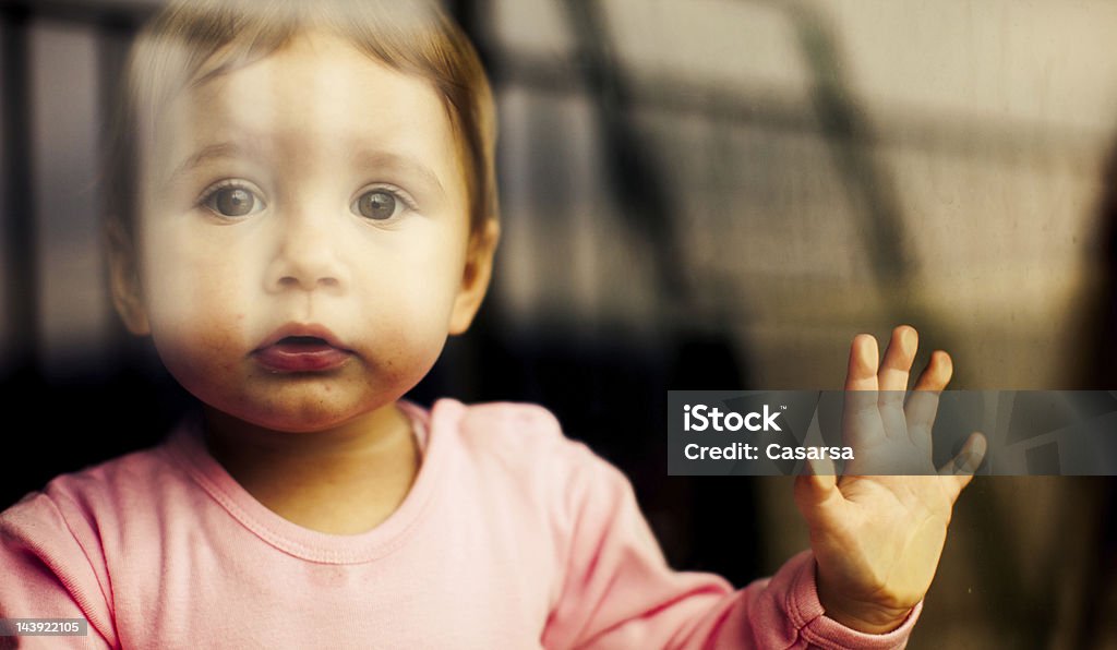 Retrato de niña bebé - Foto de stock de Fotografiado a través de una ventana libre de derechos