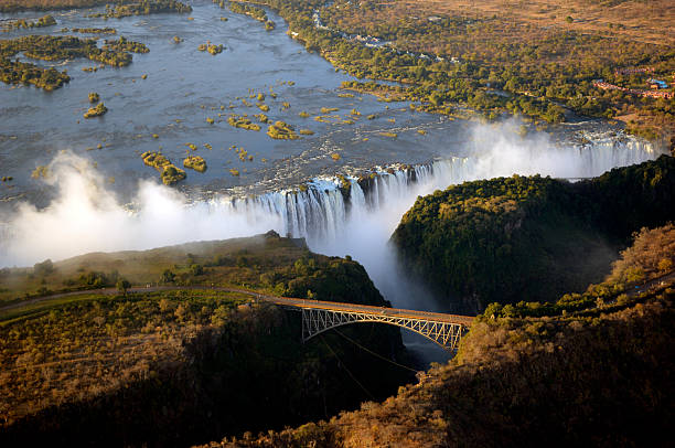 「ビクトリアフォールズ - victoria falls waterfall zimbabwe zambia ストックフォトと画像