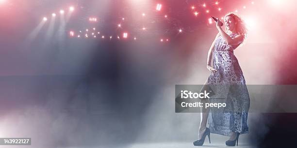 Cantora No Palco - Fotografias de stock e mais imagens de Mulheres - Mulheres, Palco, Músico de rock