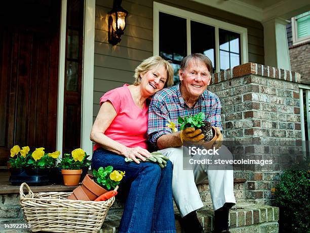 선임 커플입니다 원예용 노인 커플에 대한 스톡 사진 및 기타 이미지 - 노인 커플, 앞마당 또는 뒷마당, 집